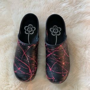 Sanita size 38 black and pink splash